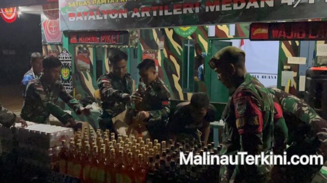 Tumpukan botol minuman keras diciduk di Long Midang Krayam berbagai merek hasil sitaan yang sedang didata oleh petugas di pos jaga perbatasan pada malam hari.