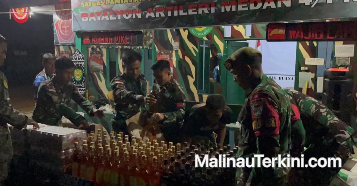 Tumpukan botol minuman keras diciduk di Long Midang Krayam berbagai merek hasil sitaan yang sedang didata oleh petugas di pos jaga perbatasan pada malam hari.