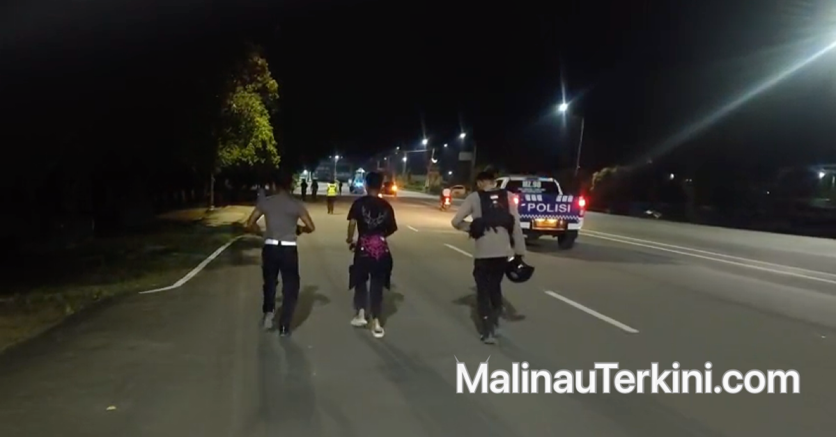 Sejumlah remaja sedang menuntun sepeda motor mereka di bawah pengawasan petugas Satlantas Polres Malinau menuju kantor polisi.