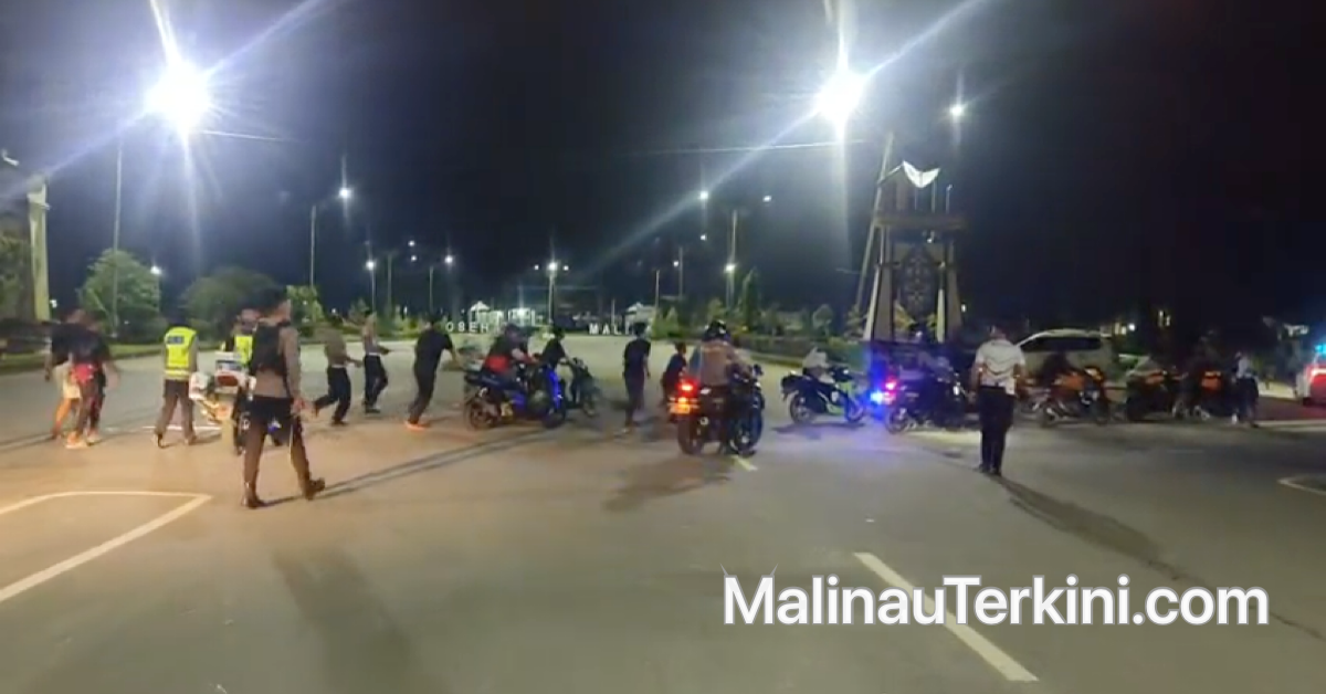 Foto suasana malam hari di jalan raya Malinau yang memperlihatkan petugas kepolisian sedang memeriksa sejumlah sepeda motor yang diduga terlibat balap liar.