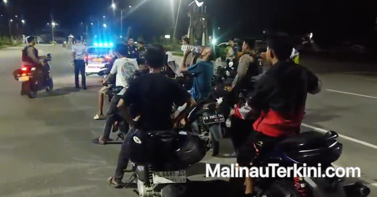 Foto suasana malam hari di jalan raya Malinau yang memperlihatkan petugas kepolisian sedang memeriksa sejumlah sepeda motor yang diduga terlibat balap liar.