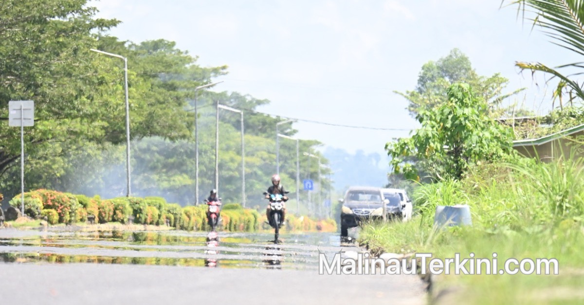 Aktivitas lalu lintas motor dan mobil di jalan raya Malinau pada siang hari