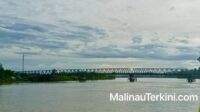 Kemegahan Jembatan Rangka Baja Sei Malinau yang membentang sepanjang 375 meter di atas Sungai Sesayap, menjadi ikon konektivitas di Kalimantan Utara.