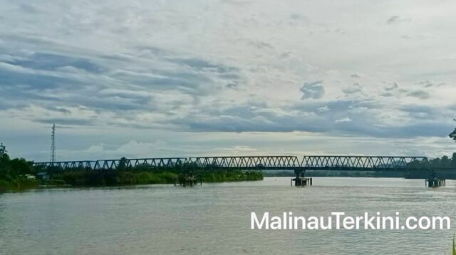 Kemegahan Jembatan Rangka Baja Sungai Sesayap Malinau yang membentang sepanjang 375 meter di atas Sungai Sesayap, menjadi ikon konektivitas di Kalimantan Utara.