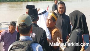 Potret jemaah haji Kabupaten Malinau mengenakan pakaian ihram/seragam haji resmi.
