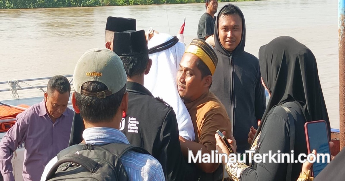 Potret jemaah haji Kabupaten Malinau mengenakan pakaian ihram/seragam haji resmi.