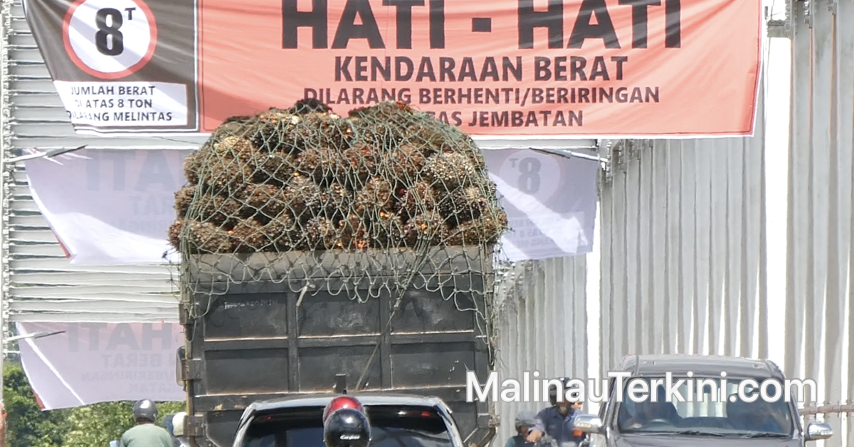 Arus lalu lintas kendaraan roda dua melintas di bawah spanduk peringatan pembatasan beban Jembatan Malinau.
