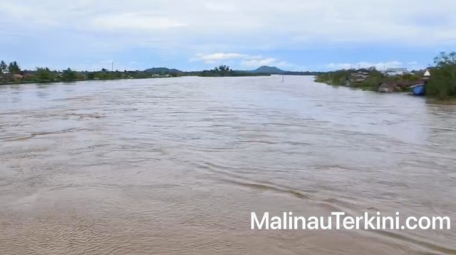 Banjir di Kabupaten Malinau disebabkan luapan air sungai. Di perkotaan akibat kenaikan air Sungai Sesayap Malinau