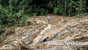Sisa material banjir lumpur yang masuk ke dalam rumah warga di lokasi kejadian Longsor Long Berang.