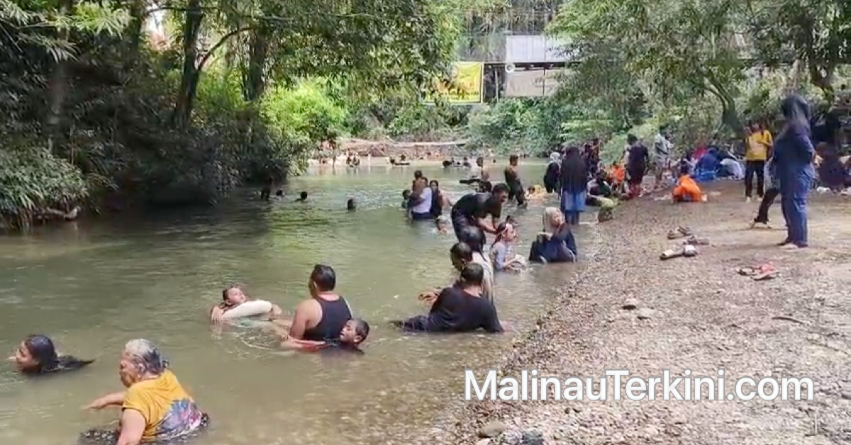 Wisatawan menikmati suasana liburan di Malinau dengan berenang di sungai Tana Olen saat cuti bersama Idul Adha 2026.