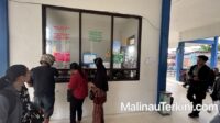 Warga mengantre di loket Pelabuhan Speedboat Malinau Kalimantan Utara.