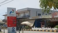 Suasana bangunan fisik stasiun pengisian bahan bakar Pertashop di kawasan Malinau Kota Kabupaten Malinau Provinsi Kalimantan Utara yang tampak lengang pada siang hari.