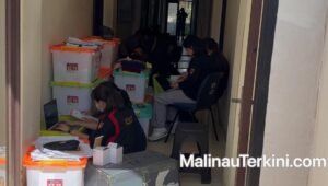 Penyidik dari Kejaksaan Negeri Malinau sedang memeriksa sejumlah dokumen di Kantor KPU Malinau