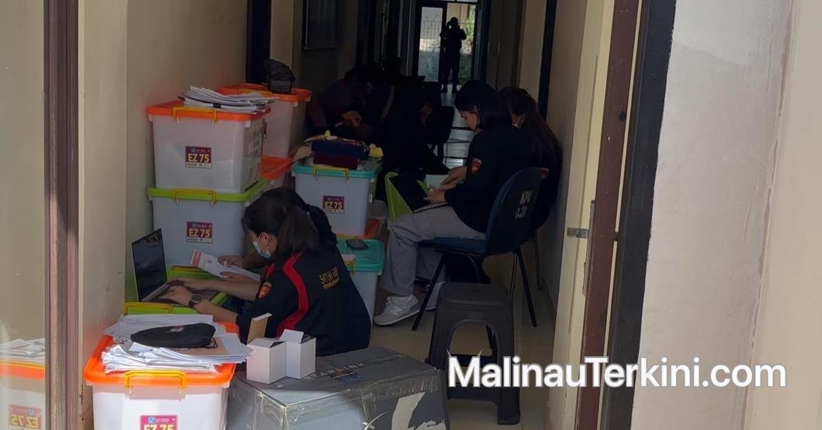Penyidik dari Kejaksaan Negeri Malinau sedang memeriksa sejumlah dokumen di Kantor KPU Malinau