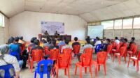 Suasana penandatanganan berita acara pembentukan Masyarakat Mitra Polhut MMP di Malinau Selatan Hulu disaksikan Kepala KPH Malinau dan perwakilan KKI Warsi.