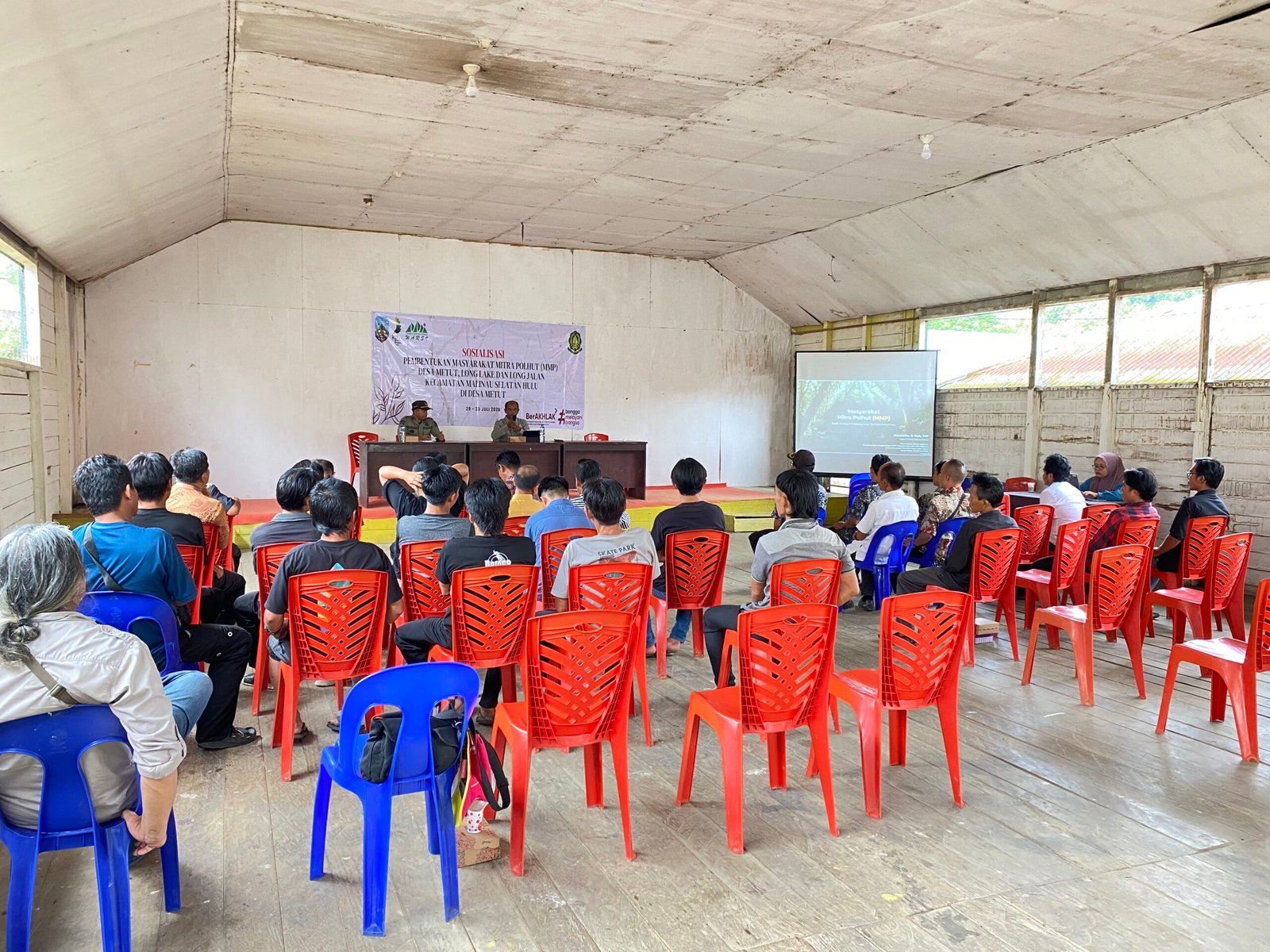 Suasana penandatanganan berita acara pembentukan Masyarakat Mitra Polhut MMP di Malinau Selatan Hulu disaksikan Kepala KPH Malinau dan perwakilan KKI Warsi.