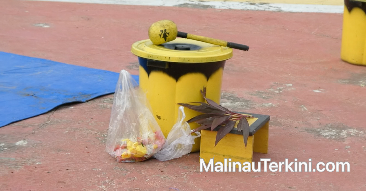 Tradisi Mandi Safar di Malinau: Filosofi 7 Ayat Salamun Penangkal Bala Hingga Dekatkan Jodoh ©MalinauTerkini.com Ember kuning berisikan air racikan bunga wangi dan racikan tradisi Mandi Safar di Malinau