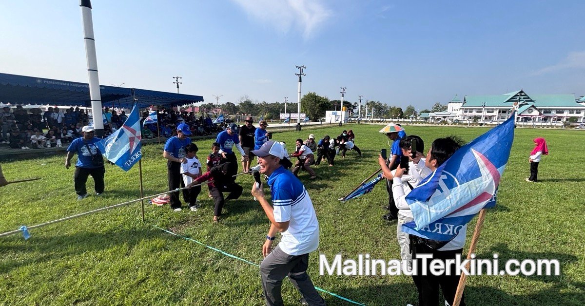 Rayakan Kemerdekaan, DPC Demokrat Malinau Gelar Lomba Rakyat Rangkaian Sambut 25 Tahun Usia Partai ©MalinauTerkini.com Suasana kemeriahan lomba rakyat DPC Demokrat Malinau di Panggung Padan Liu Burung