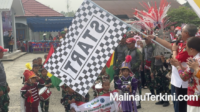 ribuan peserta dari berbagai kelompok umur di jalanan kota dalam acara Karnaval Budaya Kemilau Malinau Utara 2026 yang meriah.