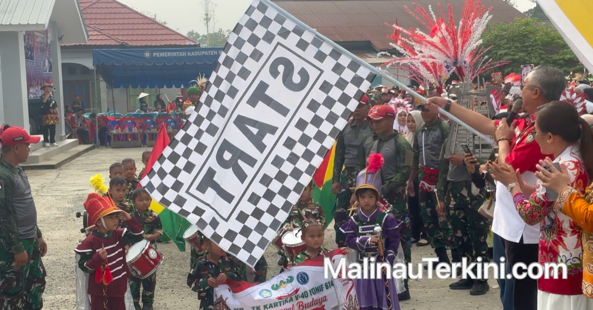 ribuan peserta dari berbagai kelompok umur di jalanan kota dalam acara Karnaval Budaya Kemilau Malinau Utara 2026 yang meriah.