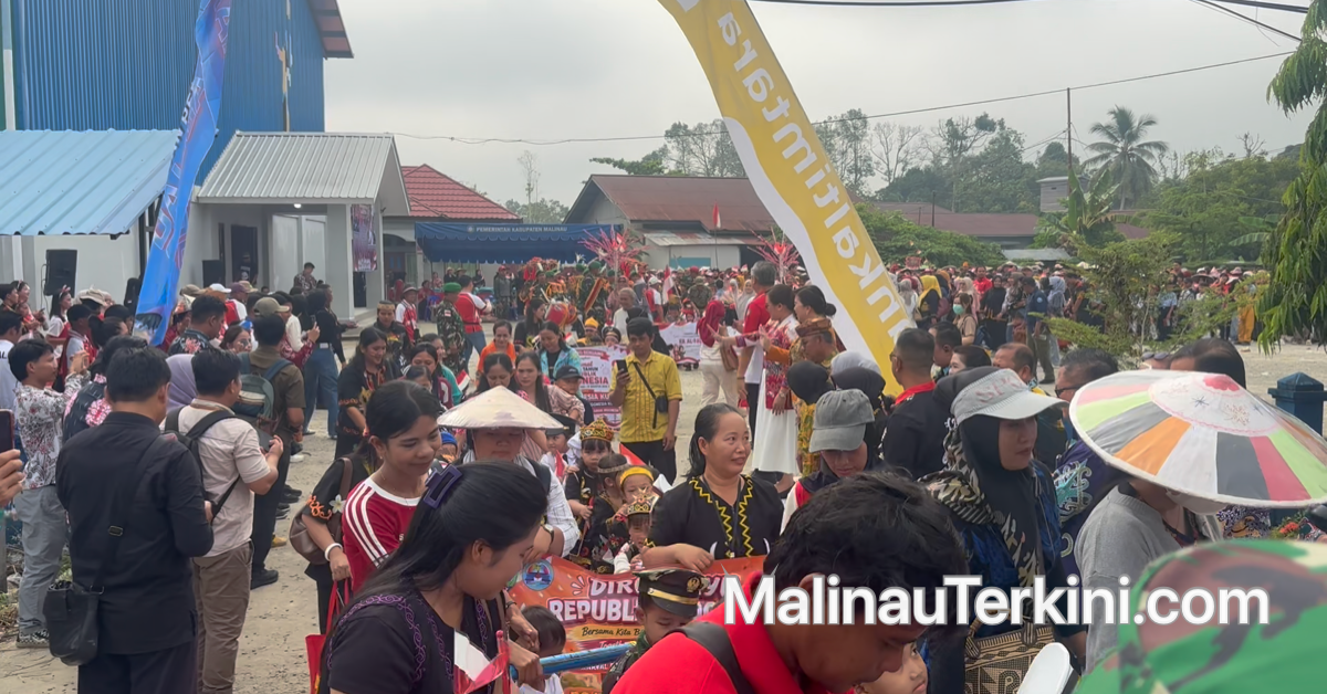 5100 Peserta Ramaikan Karnaval Budaya Kemilau Malinau Utara 2026 ©MalinauTerkini.com Sekelompok peserta yang menggunakan pakaian adat Dayak berwarna-warni yang berbeda sedang berdiri di barisan depan barisan peserta Karnaval Budaya Kemilau Malinau Utara.