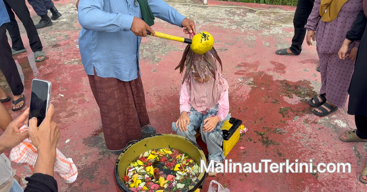 Tradisi Mandi Safar di Malinau: Filosofi 7 Ayat Salamun Penangkal Bala Hingga Dekatkan Jodoh ©MalinauTerkini.com Tokoh adat menyiramkan air doa kepada warga dalam prosesi Mandi Salamun tradisi Safar di Malinau.