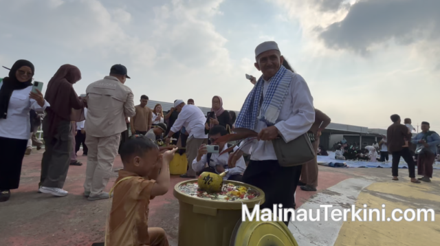 Warga Malinau berkumpul di ruang terbuka mengikuti tradisi Mandi Safar. Prosesi dilaksanakan Tokoh adat Tidung, Haji Basrin