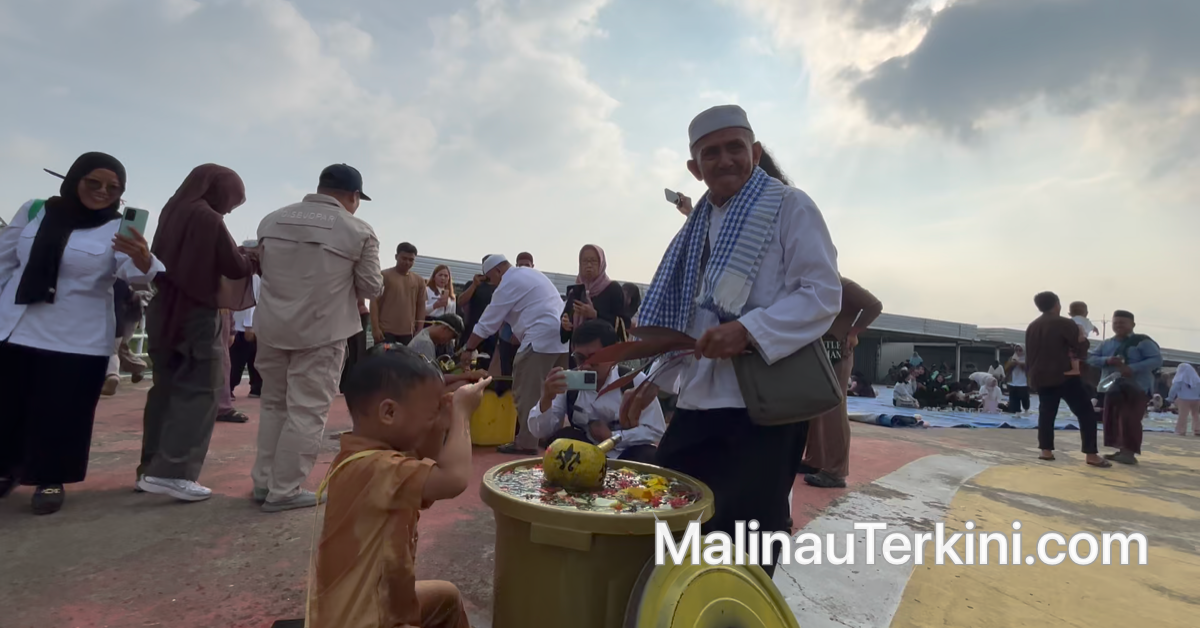 Warga Malinau berkumpul di ruang terbuka mengikuti tradisi Mandi Safar. Prosesi dilaksanakan Tokoh adat Tidung, Haji Basrin