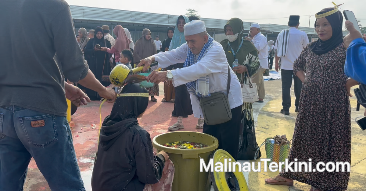 Tradisi Mandi Safar di Malinau: Filosofi 7 Ayat Salamun Penangkal Bala Hingga Dekatkan Jodoh ©MalinauTerkini.com Tokoh adat Tidung Hj Basrin Ilak menyiramkan air doa ke kepala peserta Mandi Safar