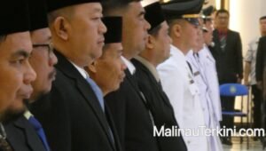 Barisan kepala dinas dan badan organisasi perangkat daerah OPD Pemkab Malinau berjas resmi pada pelantikan 2026 © MalinauTerkini.com