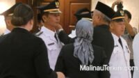 Penyematan Tanda Pangkat Jabatan Camat Malinau 2026 © MalinauTerkini.com Prosesi penyematan tanda pangkat jabatan camat berseragam dinas putih pada pelantikan pejabat Pemkab Malinau 2026 © MalinauTerkini.com