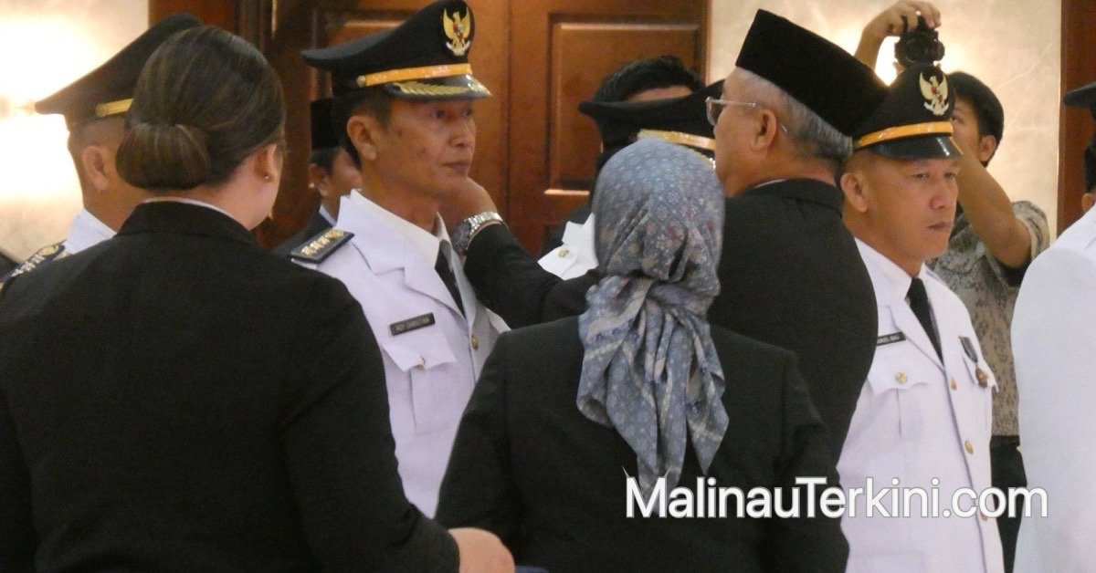 Penyematan Tanda Pangkat Jabatan Camat Malinau 2026 © MalinauTerkini.com Prosesi penyematan tanda pangkat jabatan camat berseragam dinas putih pada pelantikan pejabat Pemkab Malinau 2026 © MalinauTerkini.com