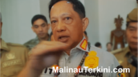 Mendagri Tito Menteri Dalam Negeri Tito Karnavian saat meninjau langsung proyek pembangunan jalan perbatasan di Kalimantan Utara.