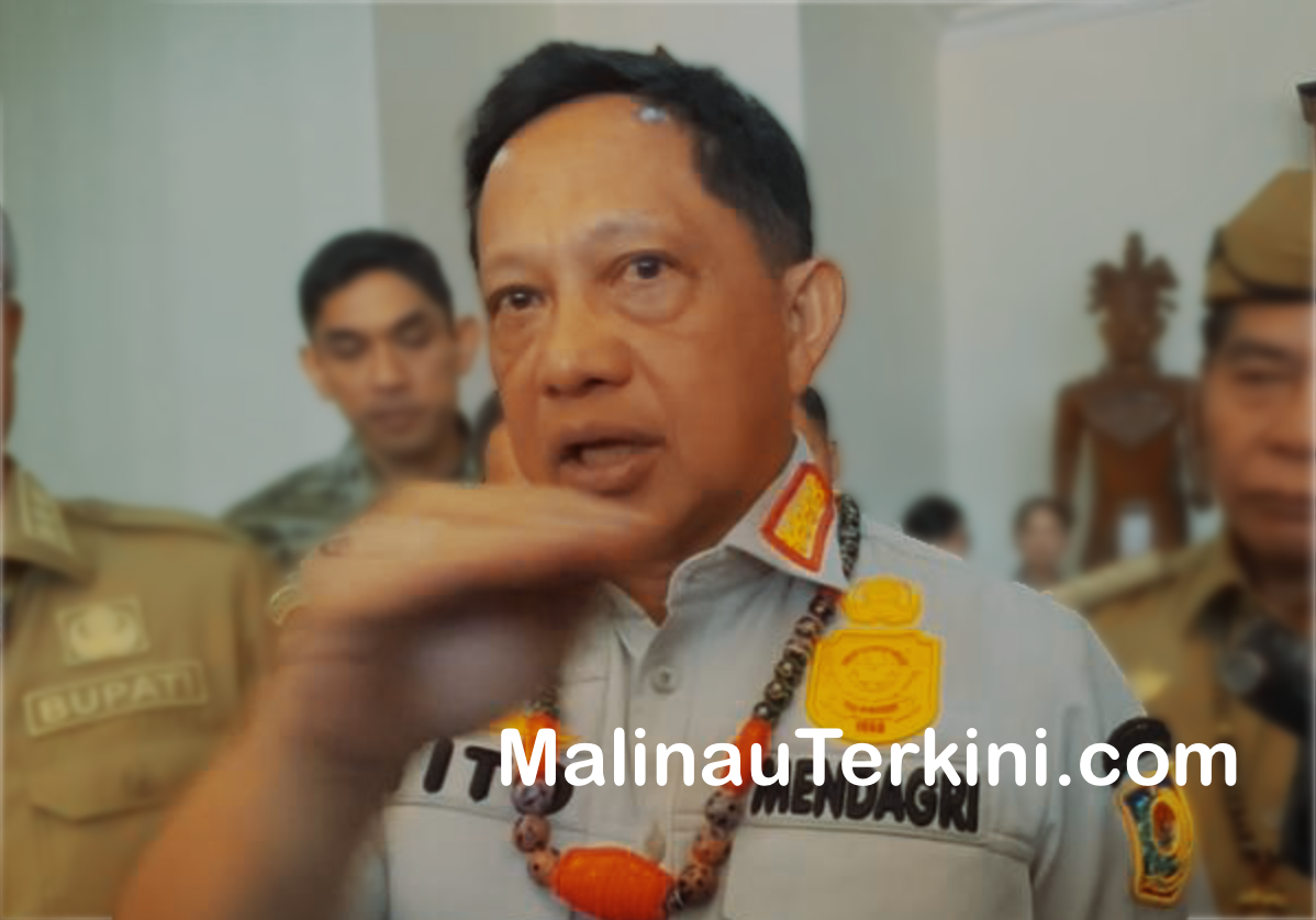Menteri Dalam Negeri Tito Karnavian saat meninjau langsung proyek pembangunan jalan perbatasan di Kalimantan Utara.