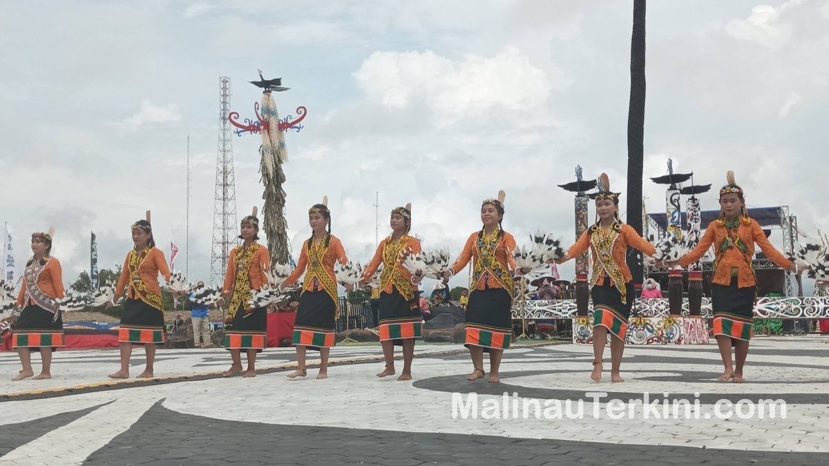 Warga mengenakan pakaian adat tradisional meriahkan festival budaya irau malinau 2026 di Padan Liu Burung.