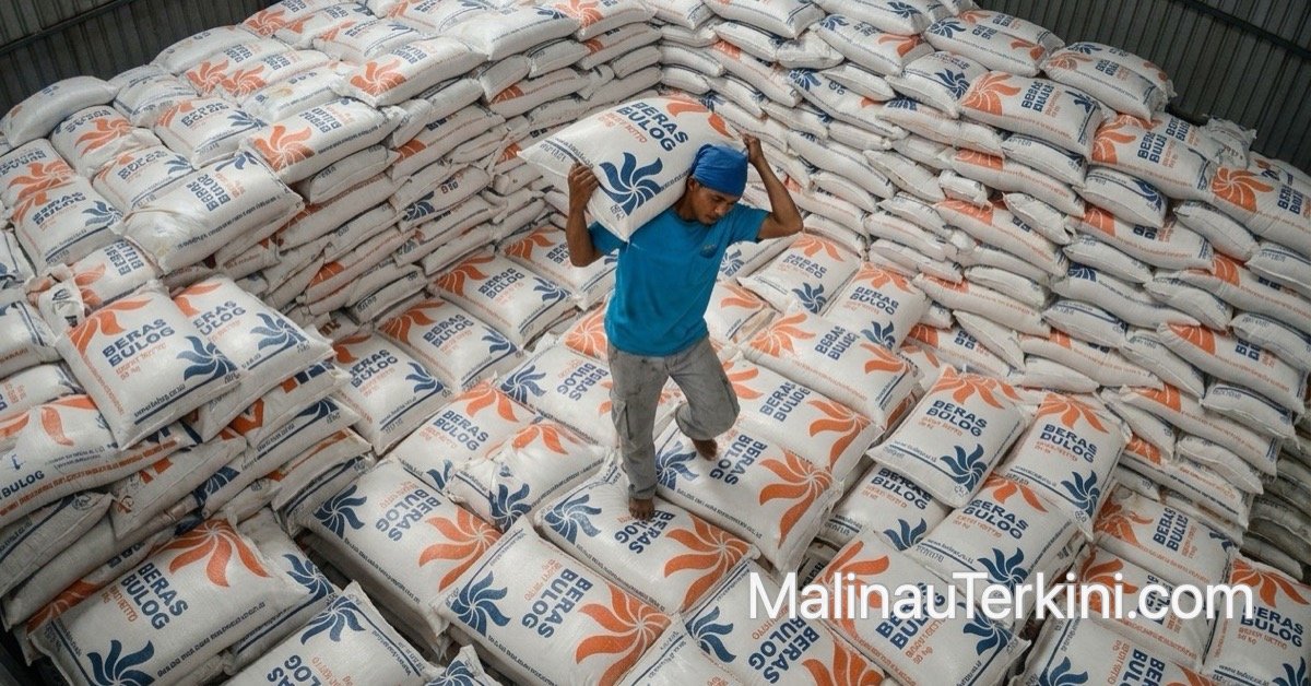 Tumpukan karung beras di gudang Bulog untuk cadangan pangan