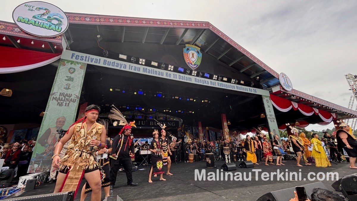 Panggung utama hiburan rakyat dalam rangkaian acara jadwal artis irau malinau 2026 di Malinau.