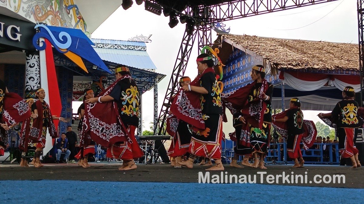 Panggung utama hiburan rakyat dalam acara jadwal artis irau malinau 2026 di Malinau.