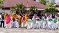 Ratusan santri cilik berpakaian ihram berbaris rapi menuju Masjid Agung Darul Jalal Malinau