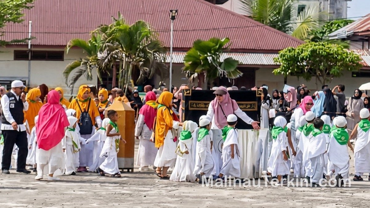 malinauterkini_santri cilik malinau Ratusan santri cilik berpakaian ihram berbaris rapi menuju Masjid Agung Darul Jalal Malinau