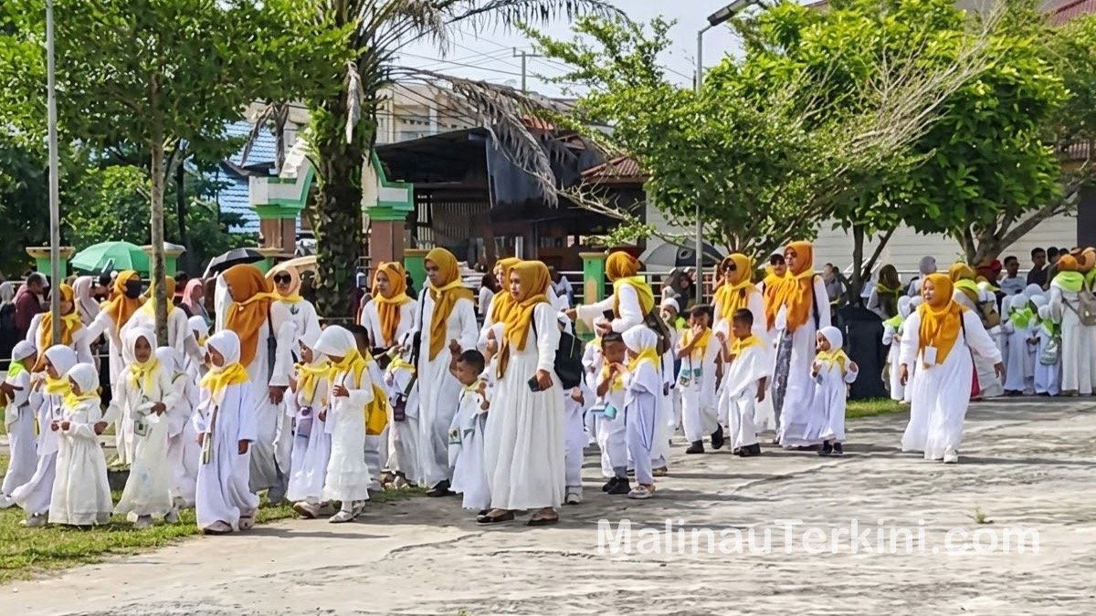 Langkah Putih Ratusan Santri Cilik Malinau Belajar Simulasi Haji ©MalinauTerkini.com Ratusan santri cilik malinau berpakaian ihram berjalan beriringan menuju Masjid Agung Darul Jalal Malinau